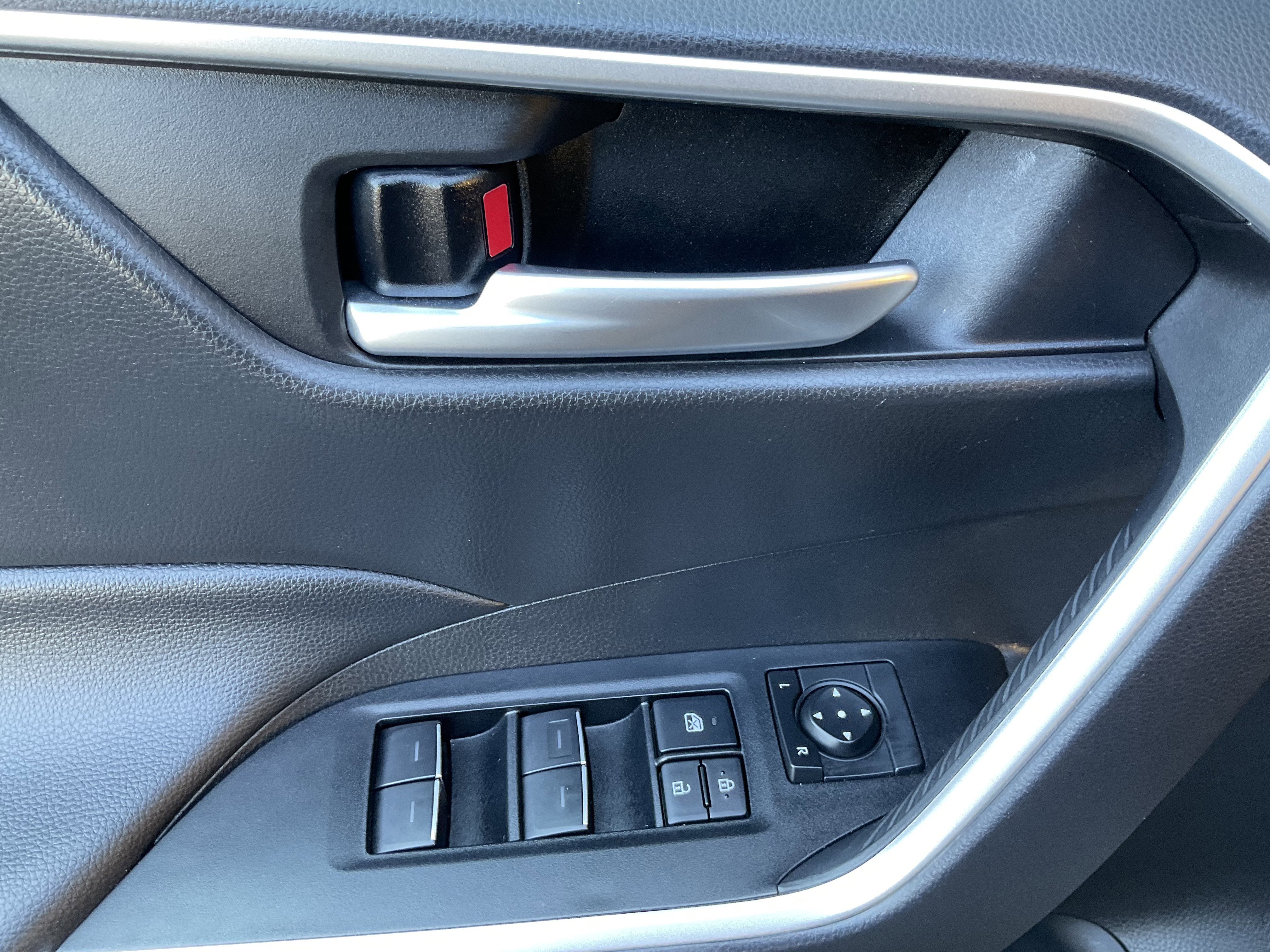 Used 2025 Toyota RAV4 XLE AWD/4WD image 22