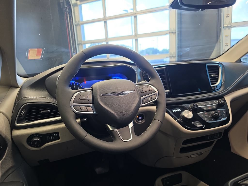 Used 2023 Chrysler Pacifica Touring-L FWD image 18