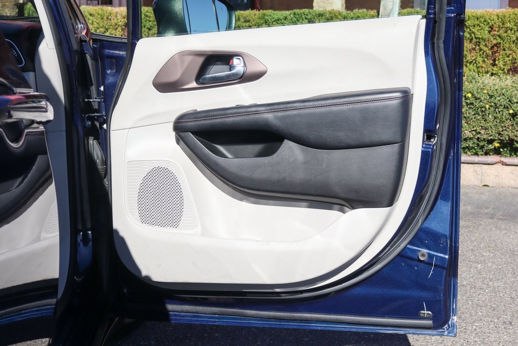 Used 2019 Chrysler Pacifica Touring image 39