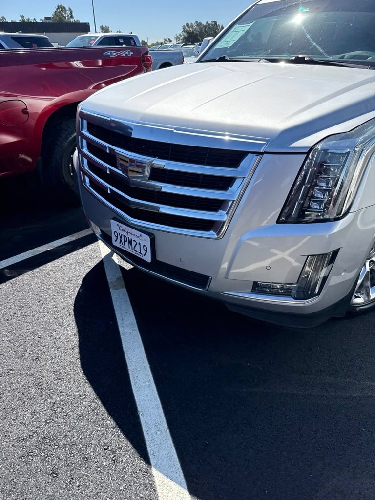 Used 2020 Cadillac Escalade Luxury AWD/4WD image 2