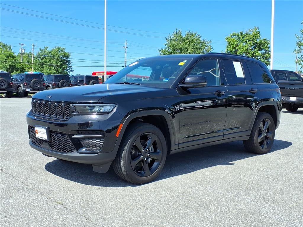 Used 2024 Jeep Grand Cherokee Altitude AWD/4WD image 3