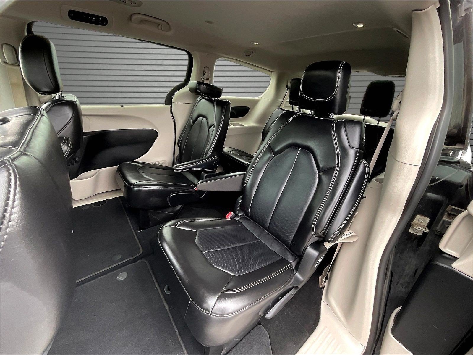 Used 2024 Chrysler Pacifica Touring-L FWD image 19