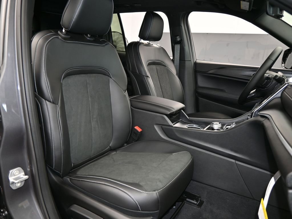 New 2025 Jeep Grand Cherokee Altitude image 34