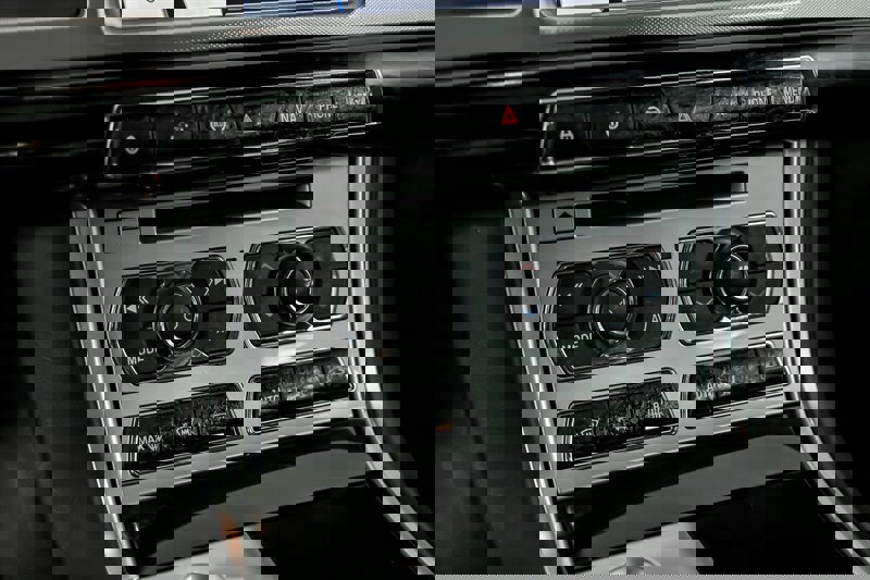 Used 2015 Jaguar XF Portfolio image 31