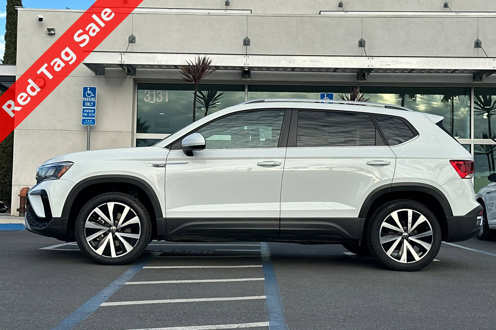 Certified 2024 Volkswagen Taos SE image 8