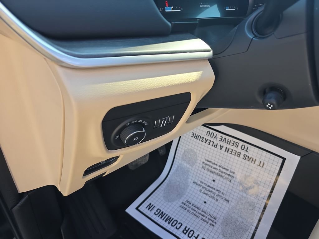 Used 2023 Jeep Grand Cherokee Limited w/ Luxury Tech Group II image 13