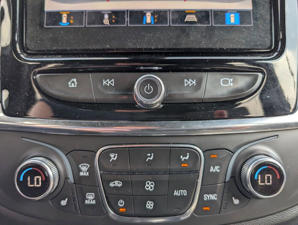 Used 2023 Chevrolet Traverse LT w/ Rear Camera Mirror Package image 18