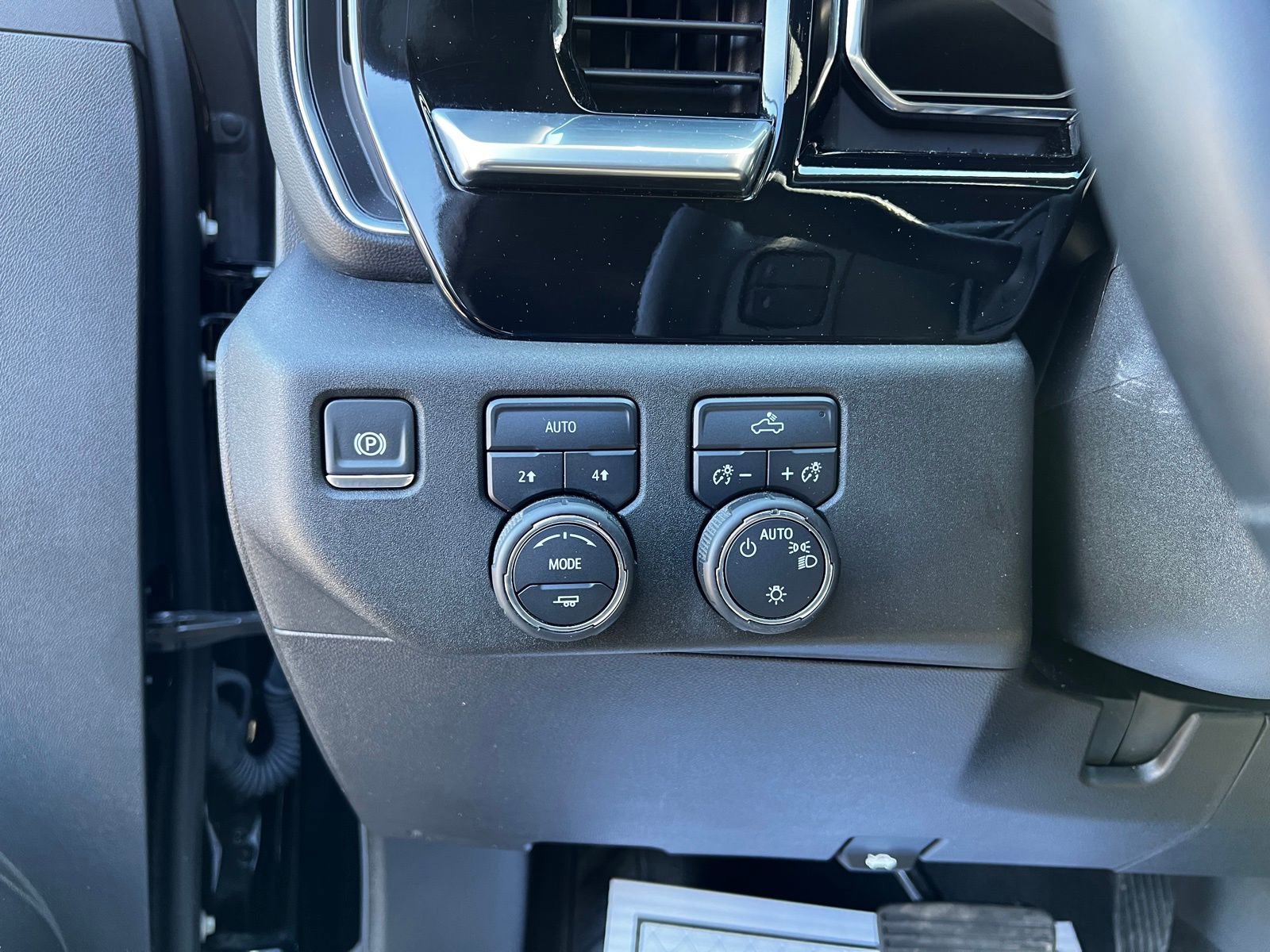 Used 2024 Chevrolet Silverado 1500 LT image 11