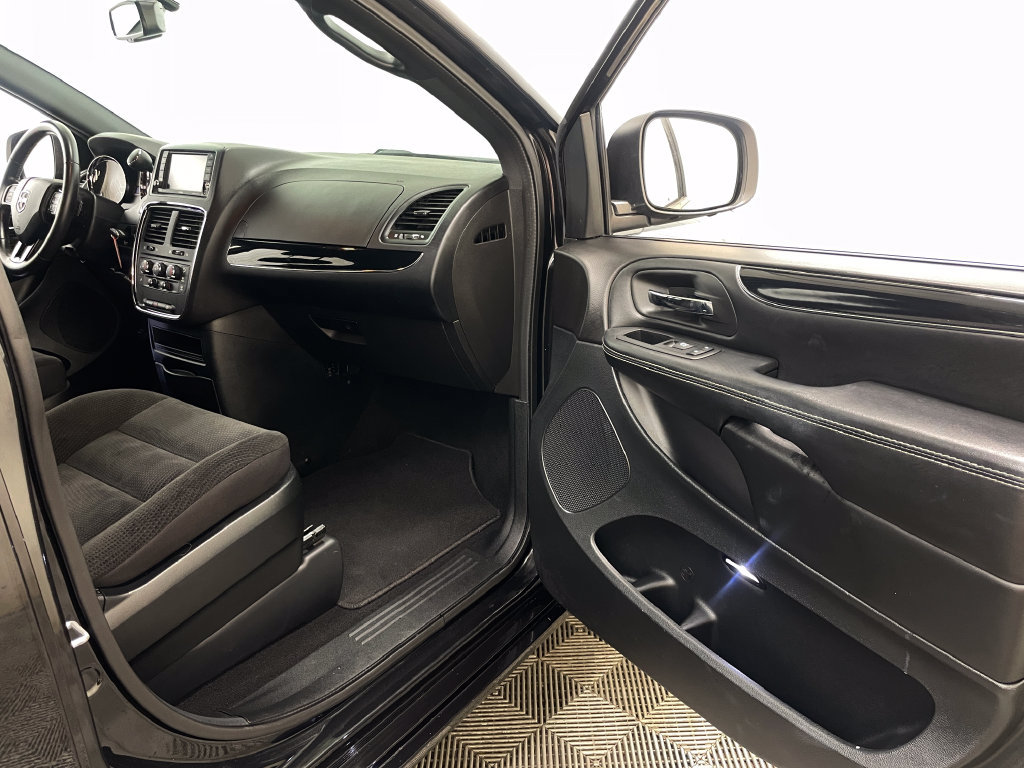 Used 2018 Dodge Grand Caravan SE FWD image 33