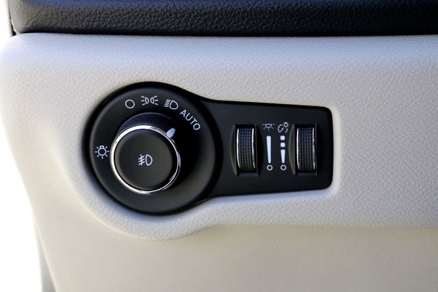 Used 2022 Chrysler Pacifica Limited w/ Uconnect Theater Family Group image 19