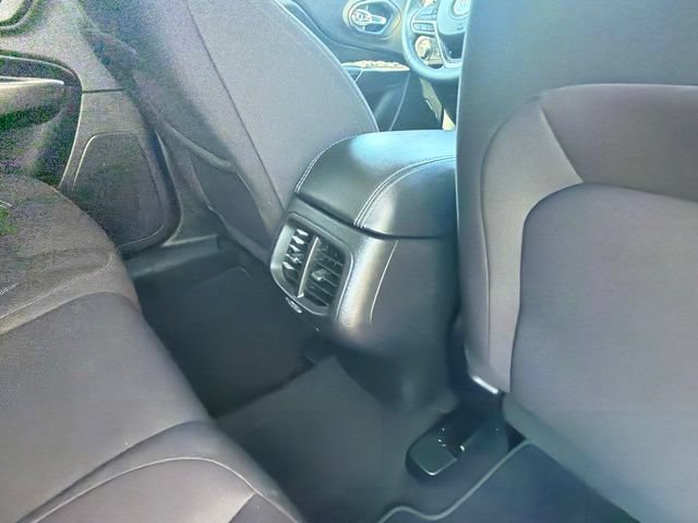 Used 2020 Jeep Cherokee Latitude FWD image 14
