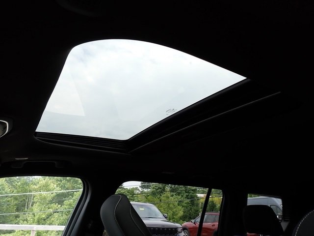 New 2025 Jeep Grand Cherokee L Laredo image 18