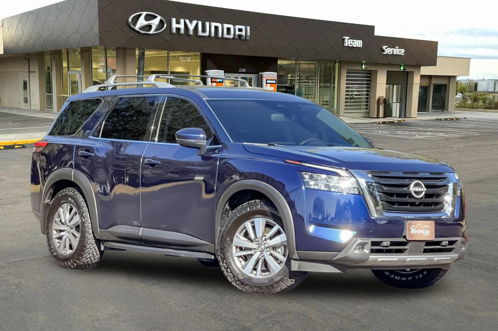 Used 2022 Nissan Pathfinder SL w/ Cargo Package FWD image 2