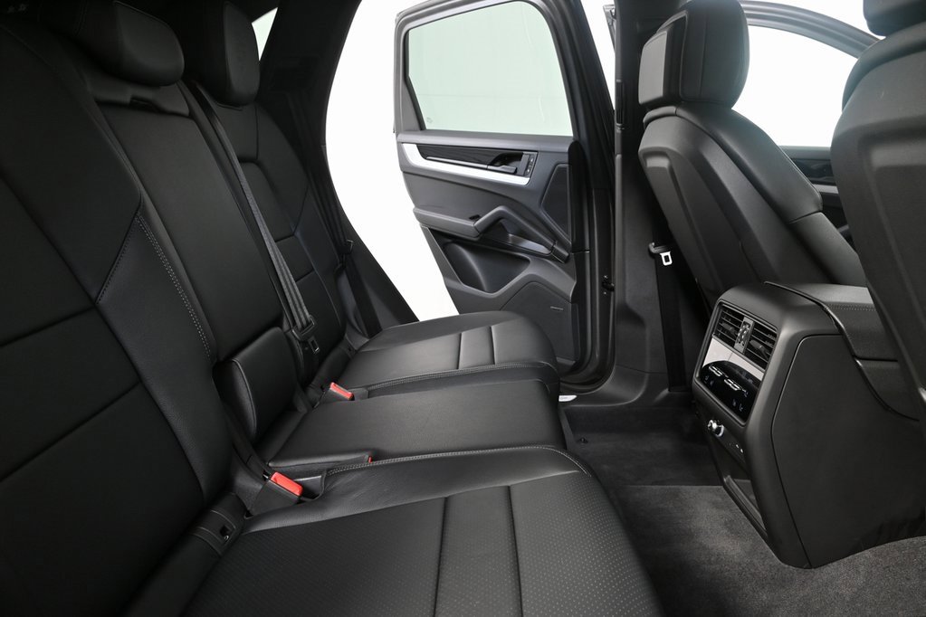 Used 2025 Porsche Cayenne image 21