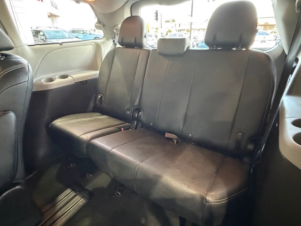 Used 2017 Toyota Sienna SE FWD image 35