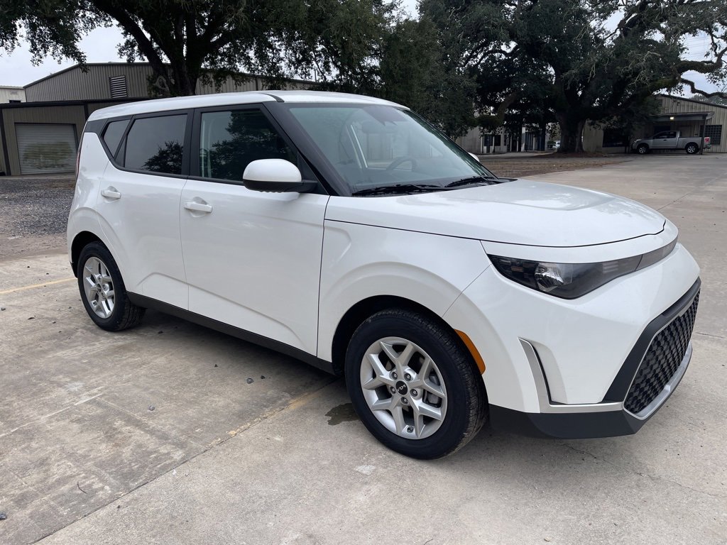 Used 2025 Kia Soul LX w/ LX Technology Package image 3