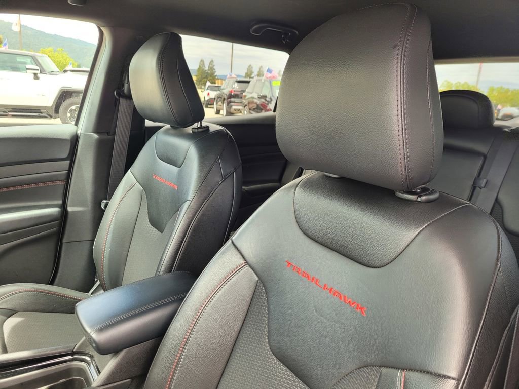 Used 2025 Jeep Compass Trailhawk image 15