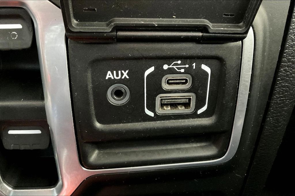 Used 2018 Jeep Wrangler Unlimited Sahara AWD/4WD image 26