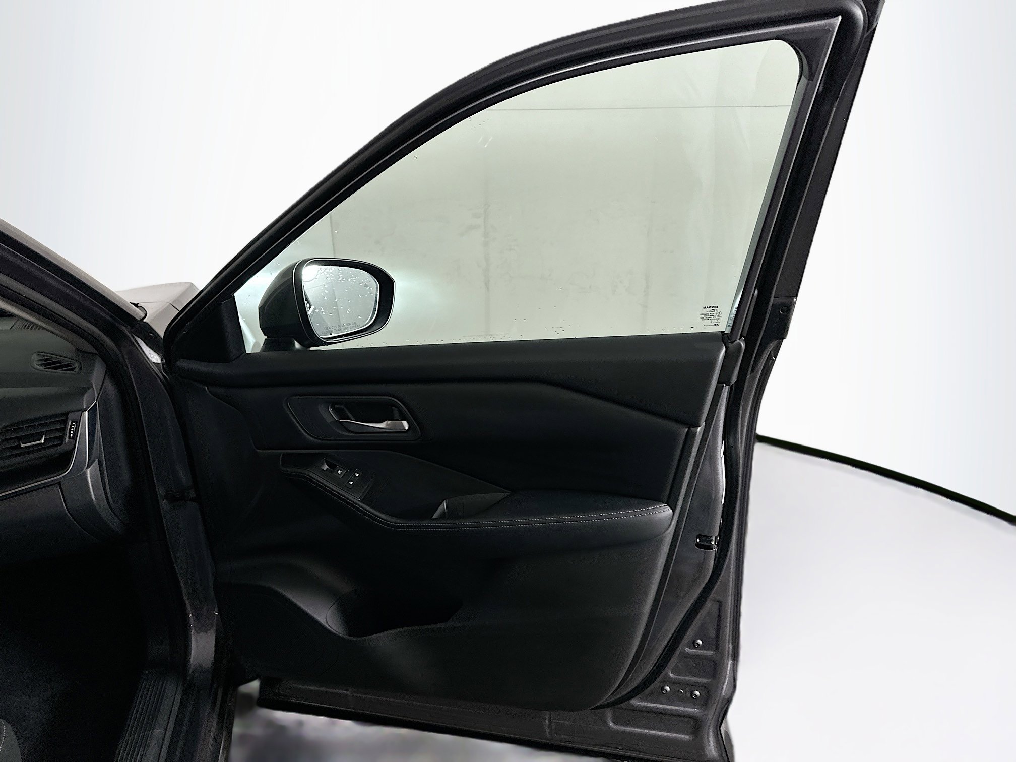 Used 2025 Nissan Rogue SV image 31