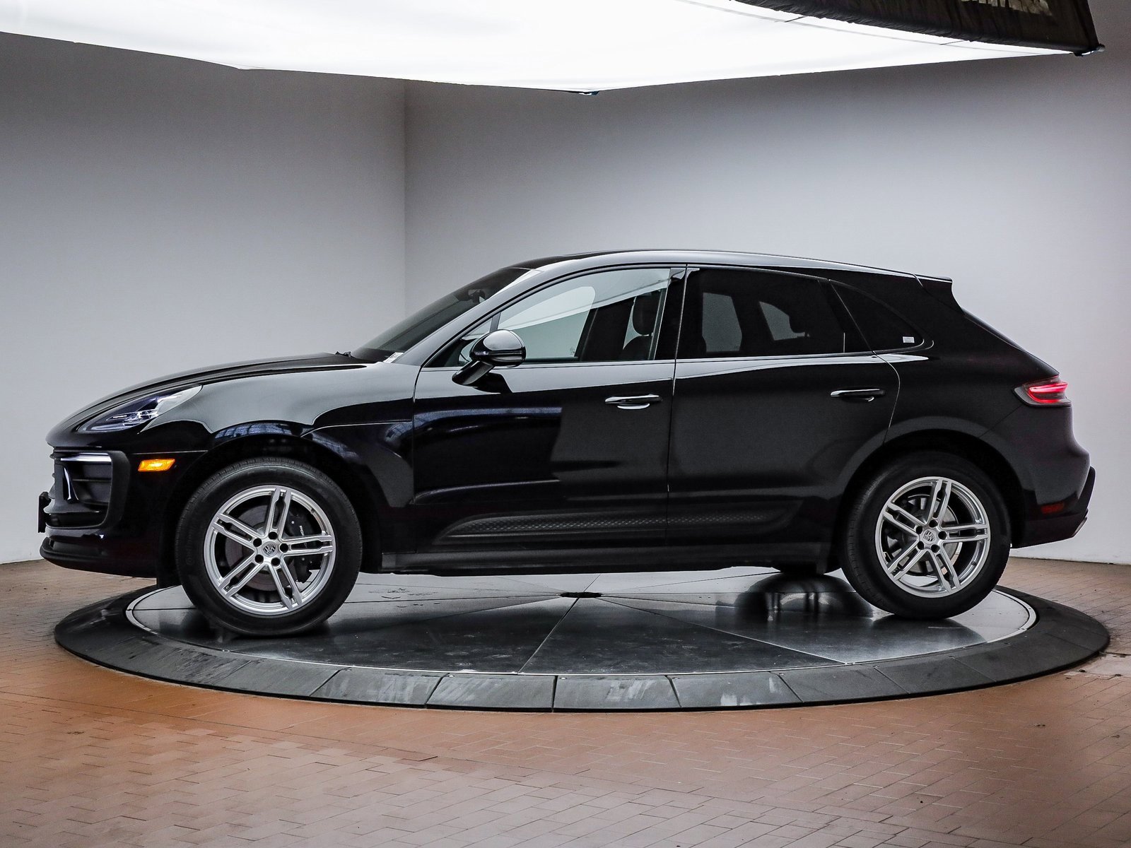Certified 2025 Porsche Macan image 2