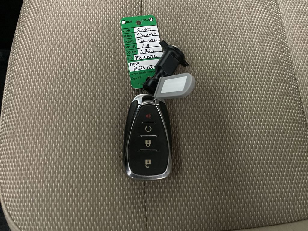 Used 2023 Chevrolet Traverse LS image 27