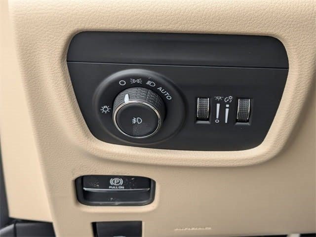New 2026 Jeep Grand Cherokee Limited w/ Luxury Tech Group II AWD/4WD image 17