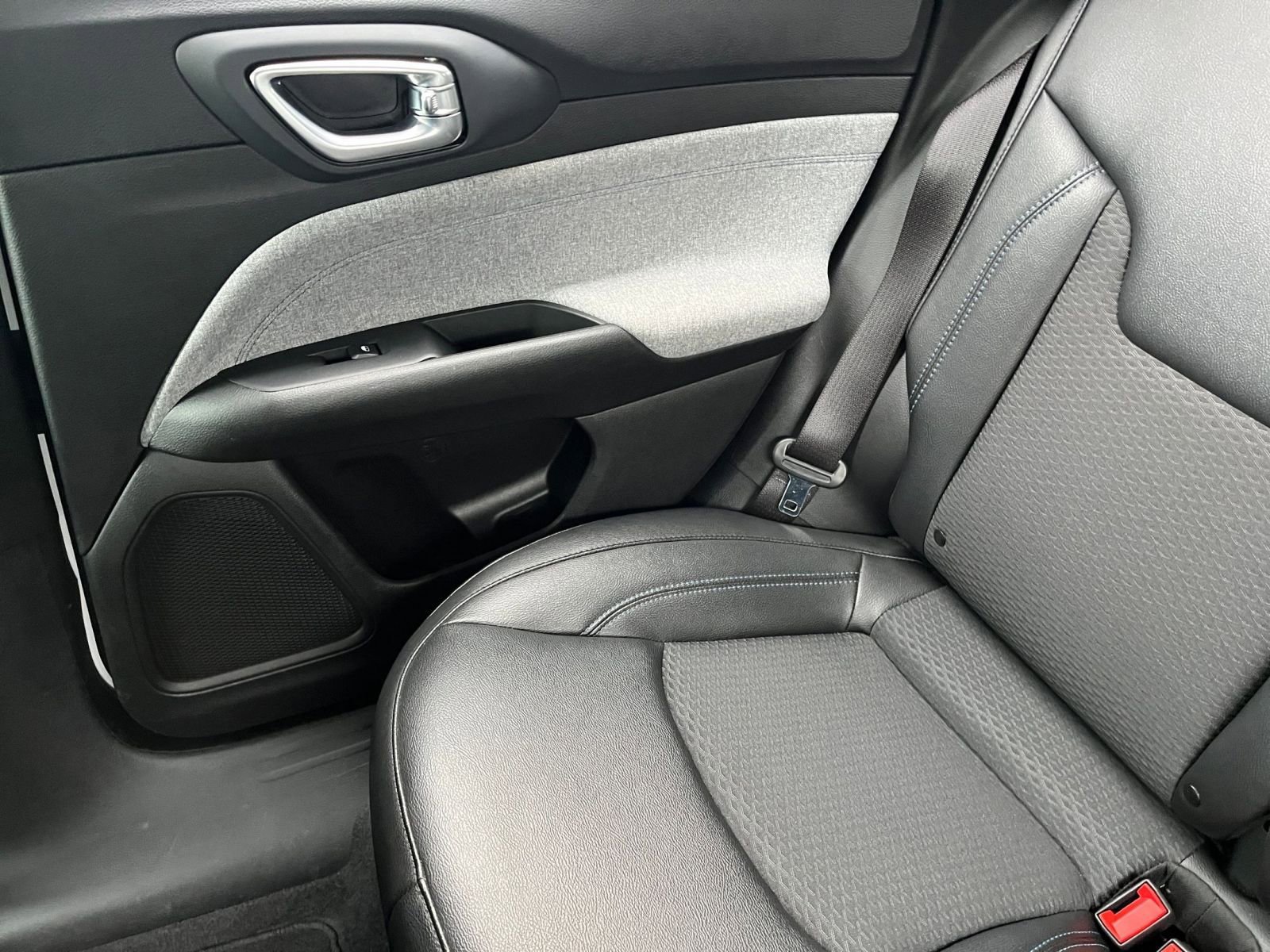 Used 2025 Jeep Compass Latitude AWD/4WD image 39