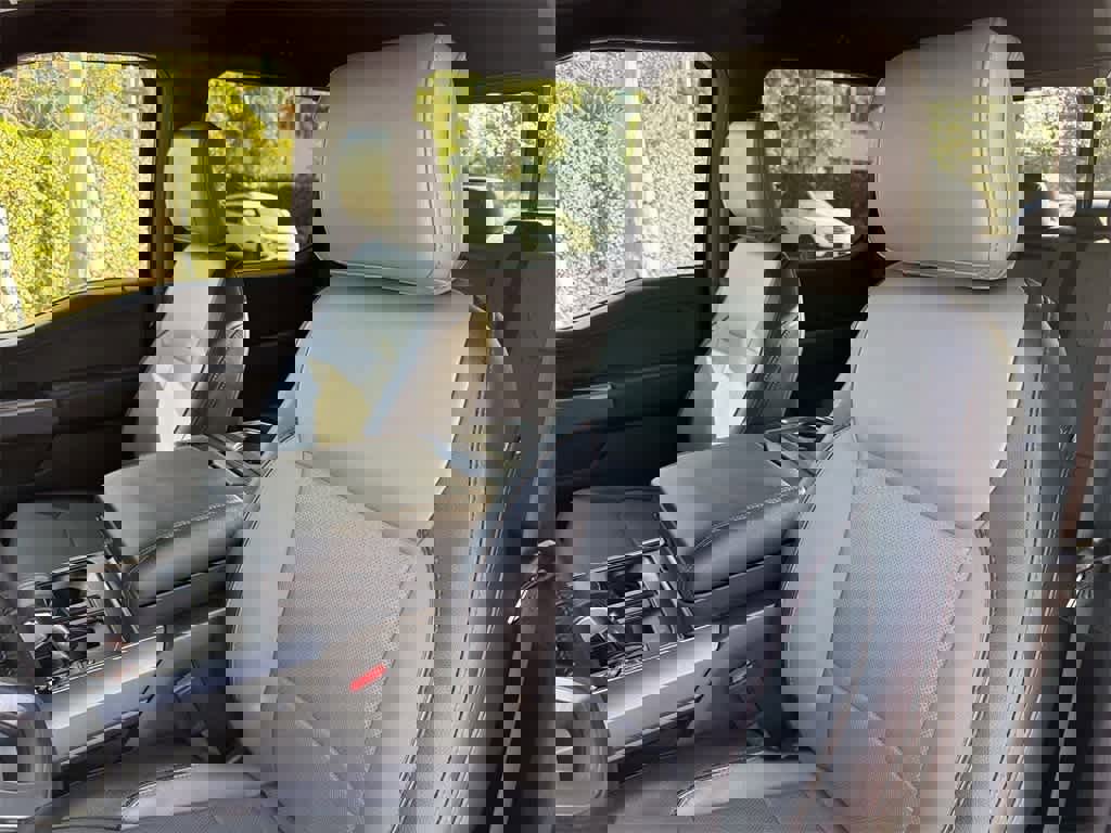 Used 2022 Ford F150 Lightning Lariat image 26