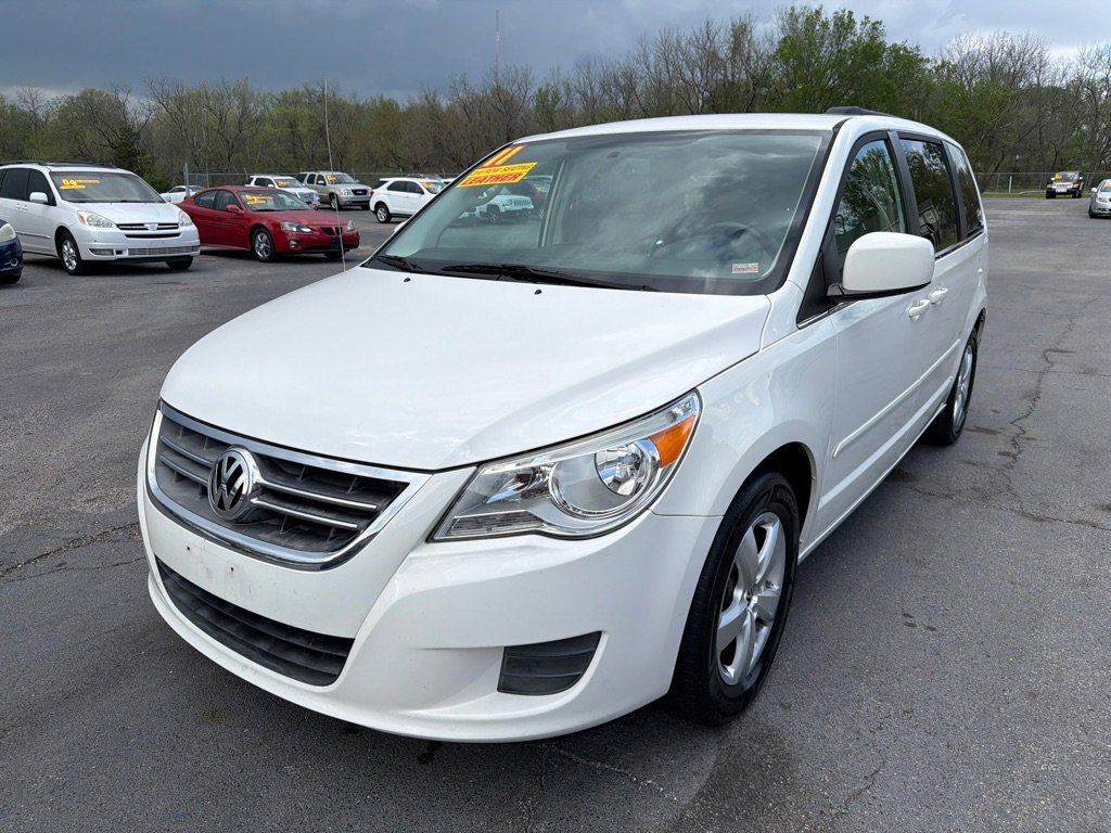 Used 2011 Volkswagen Routan SE image 2