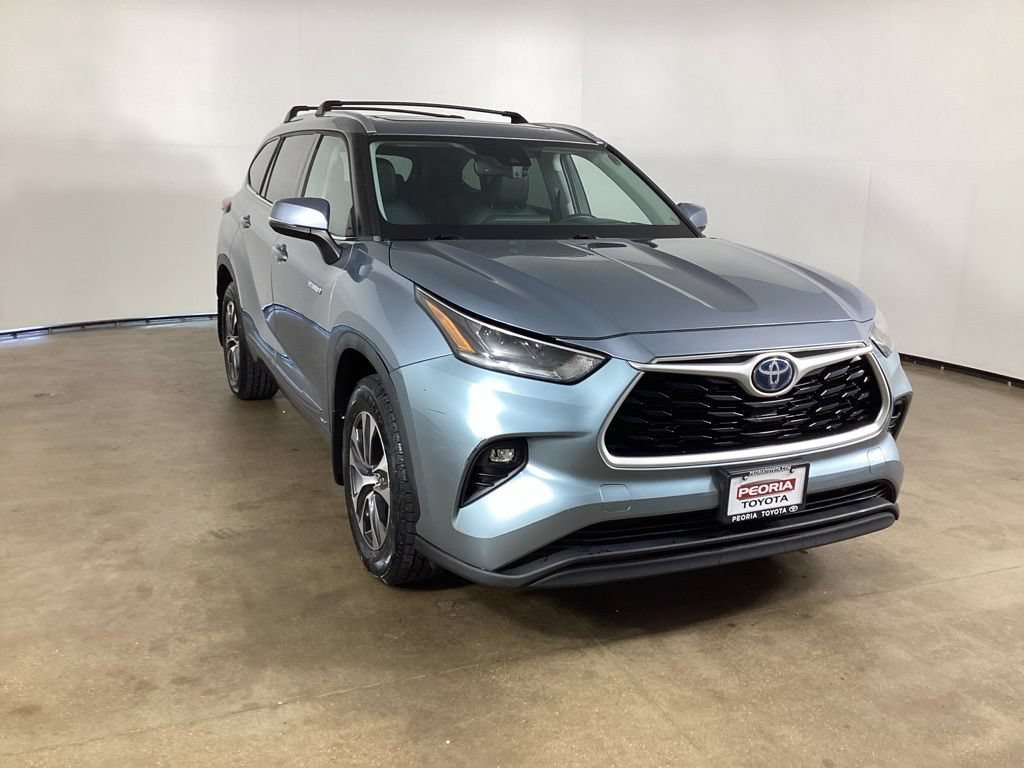 Used 2021 Toyota Highlander XLE AWD/4WD image 3