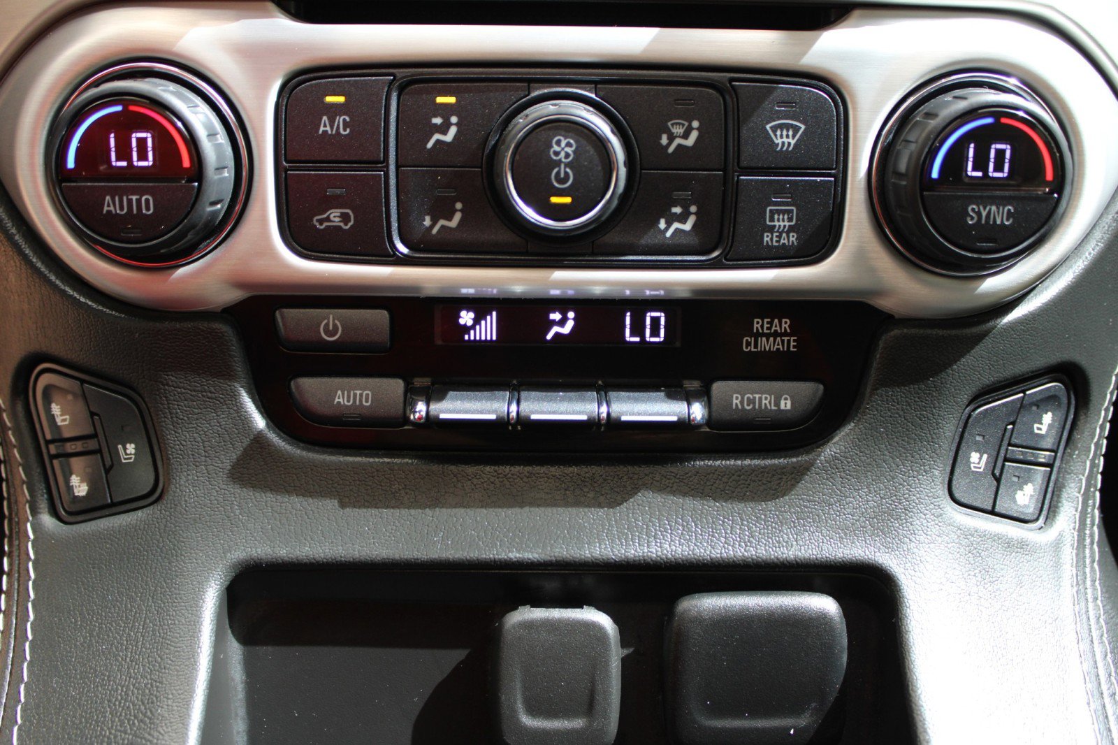 Used 2018 GMC Yukon SLT w/ Premium Edition image 26