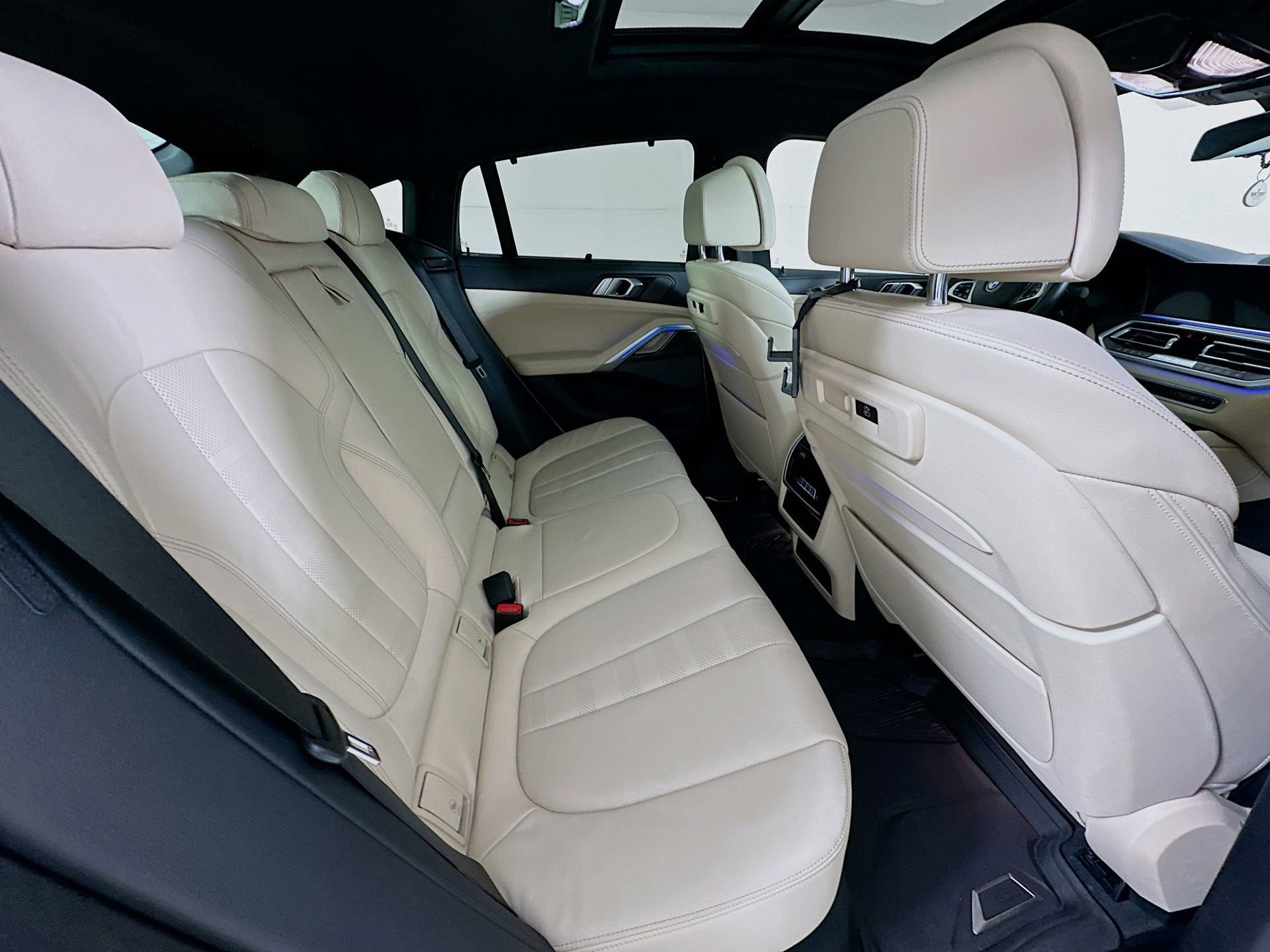 Used 2022 BMW X6 M50i w/ Executive Package AWD/4WD image 29