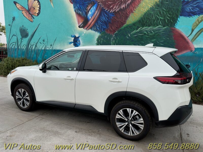 Used 2023 Nissan Rogue SV image 3