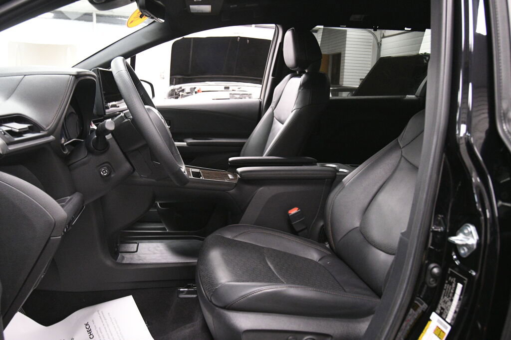 Used 2025 Toyota Sienna Platinum AWD/4WD image 10