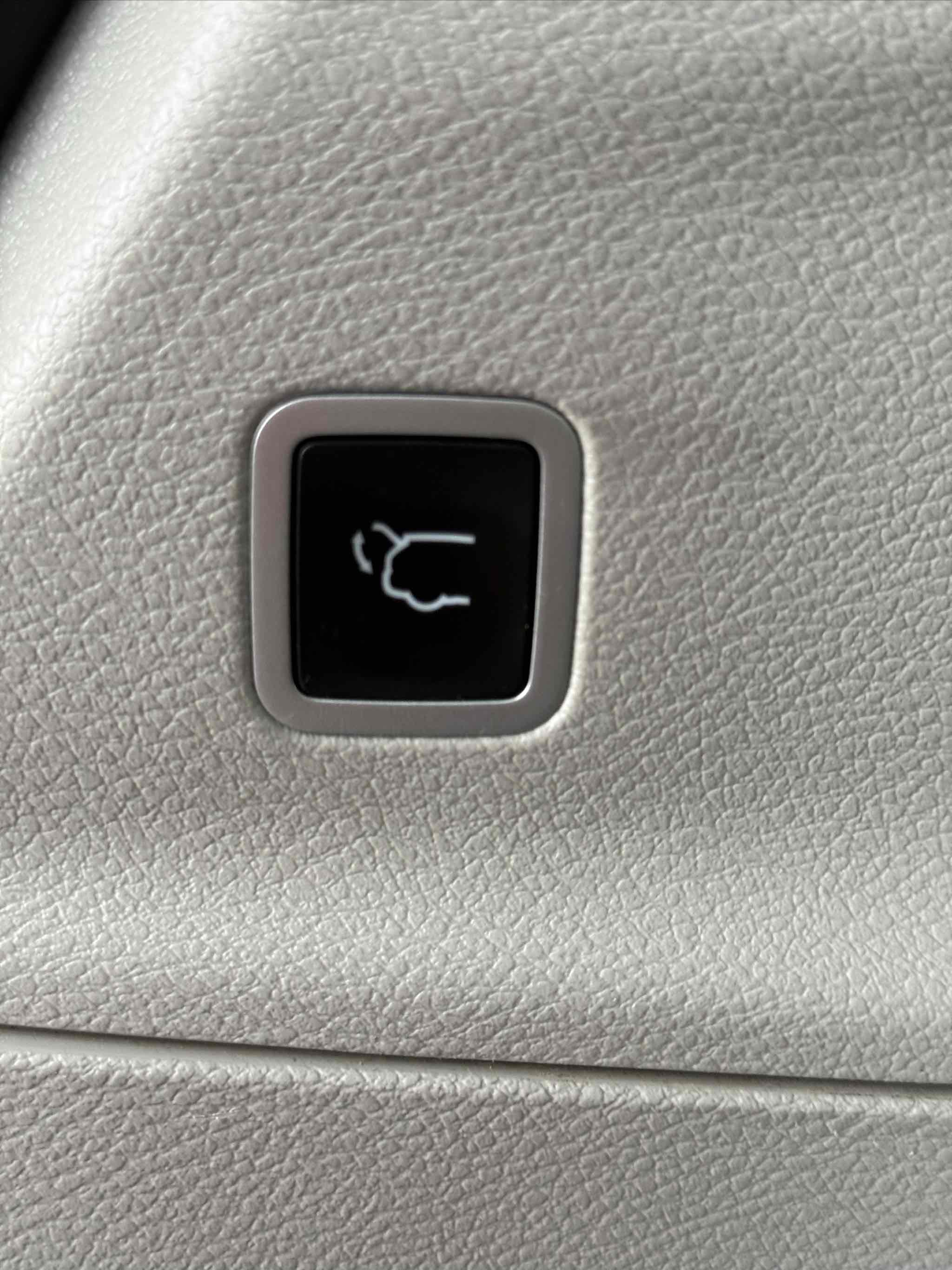 Used 2023 Chrysler Voyager LX image 40