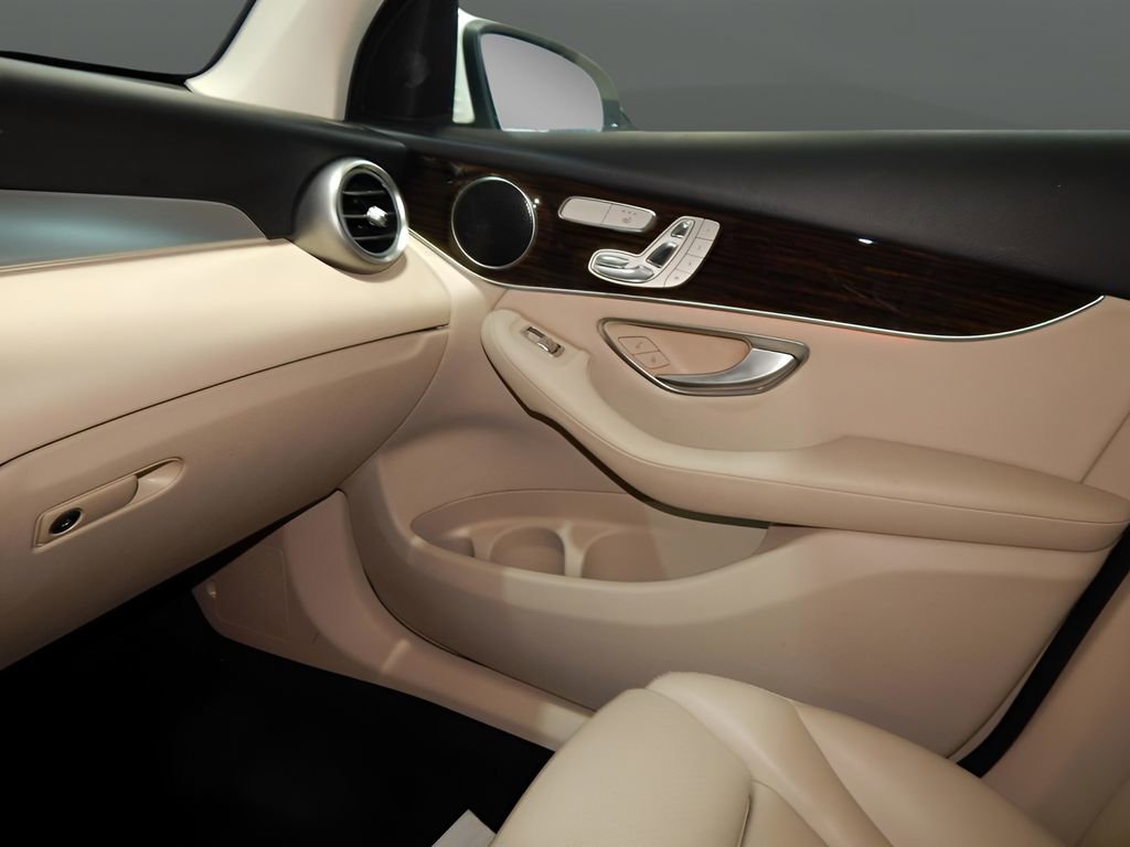 Used 2020 Mercedes-Benz GLC 300 4MATIC w/ Multimedia Package image 23