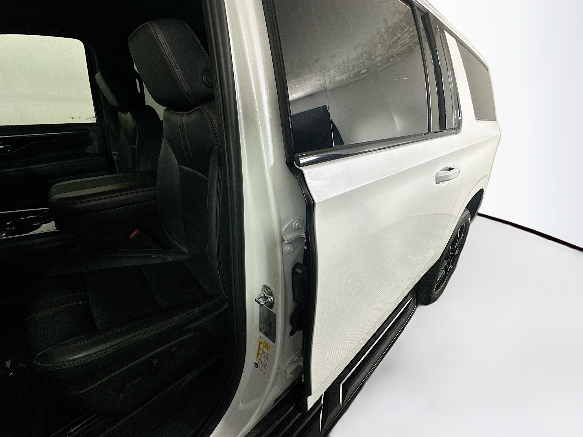 Used 2025 Chevrolet Suburban RST w/ Comfort Package RWD image 12