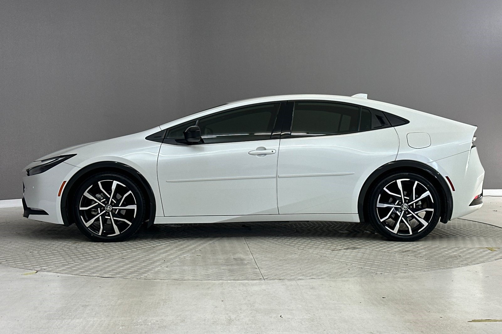 Used 2024 Toyota Prius Prime FWD image 2