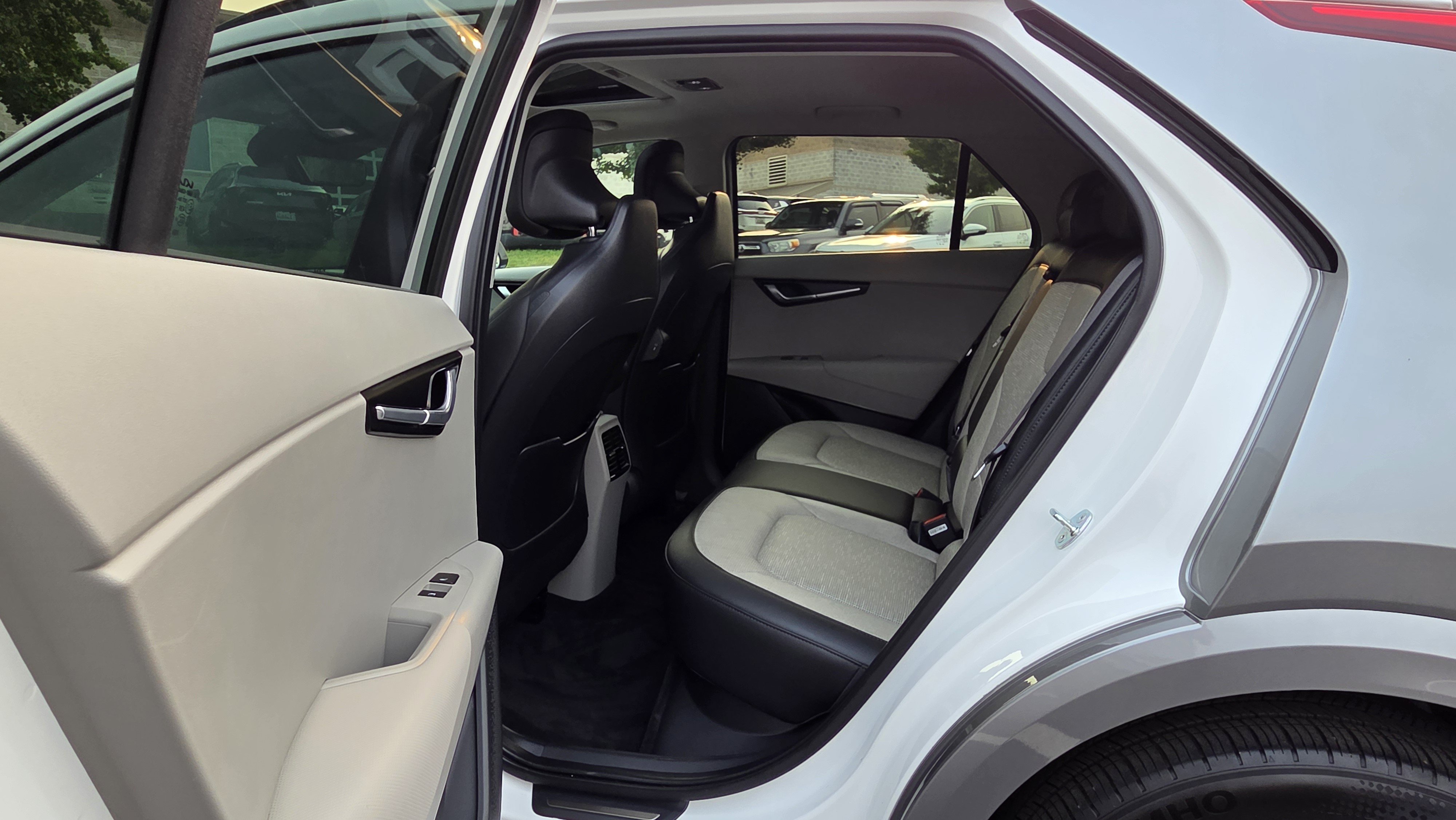 Certified 2024 Kia Niro Wave w/ Wave Preserve Package FWD image 30
