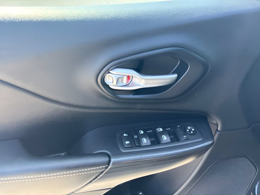 Used 2015 Jeep Cherokee Limited w/ Technology Group FWD image 21