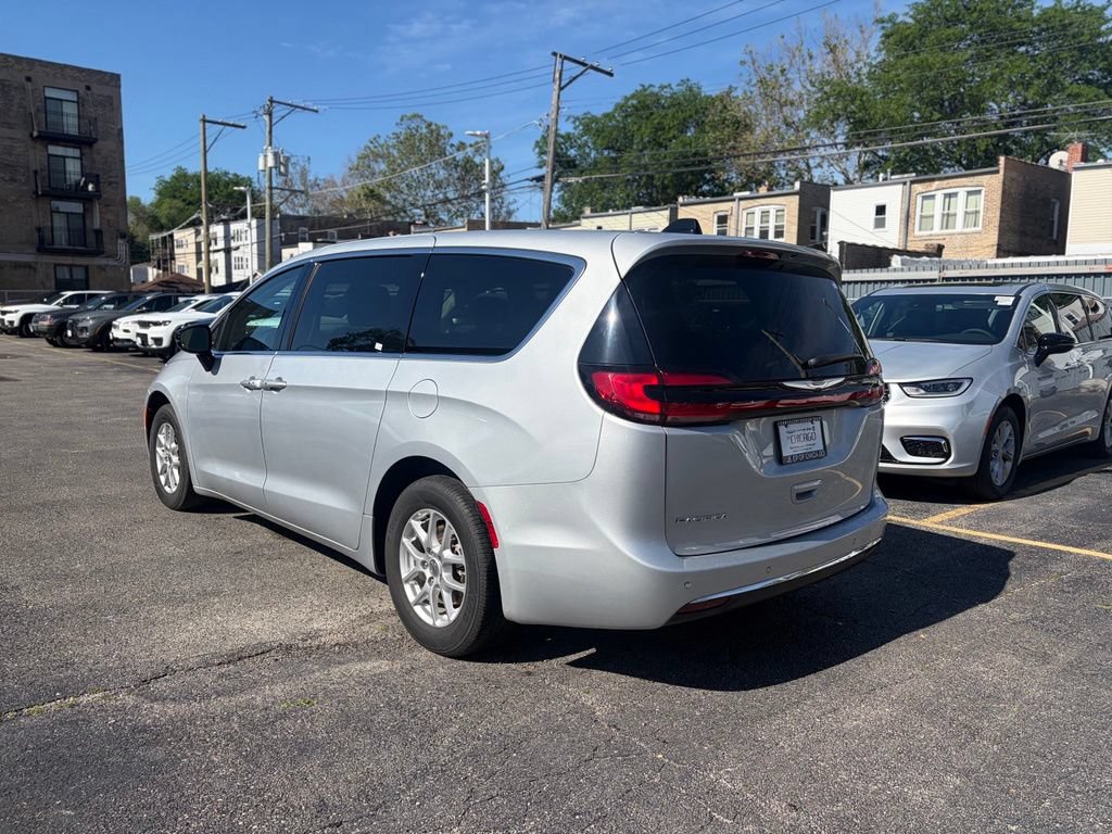 Certified 2024 Chrysler Pacifica Touring-L FWD image 5