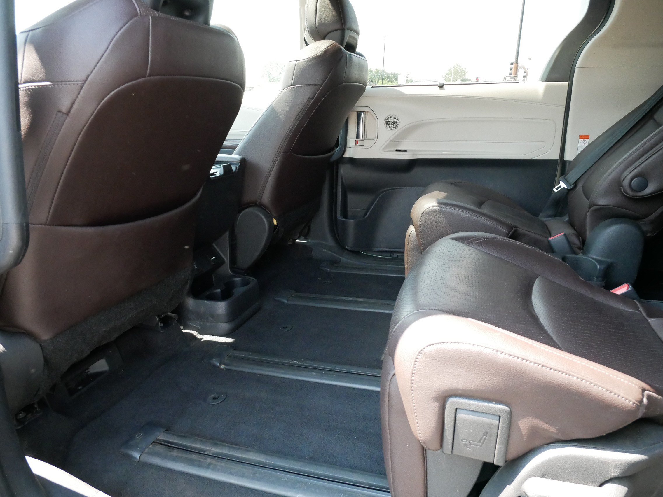 Certified 2021 Toyota Sienna Platinum FWD image 31