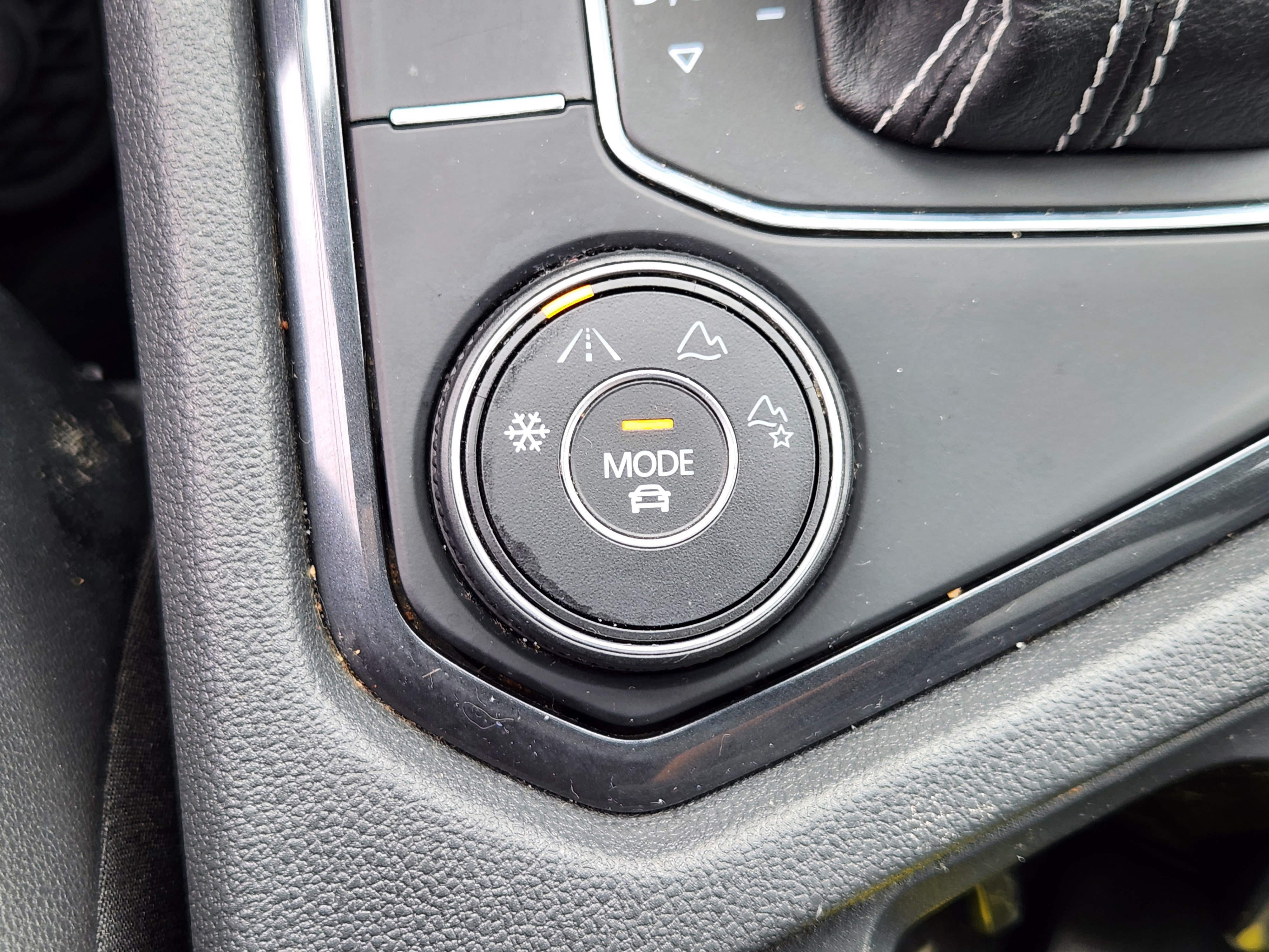 Used 2021 Volkswagen Tiguan SEL AWD/4WD image 23