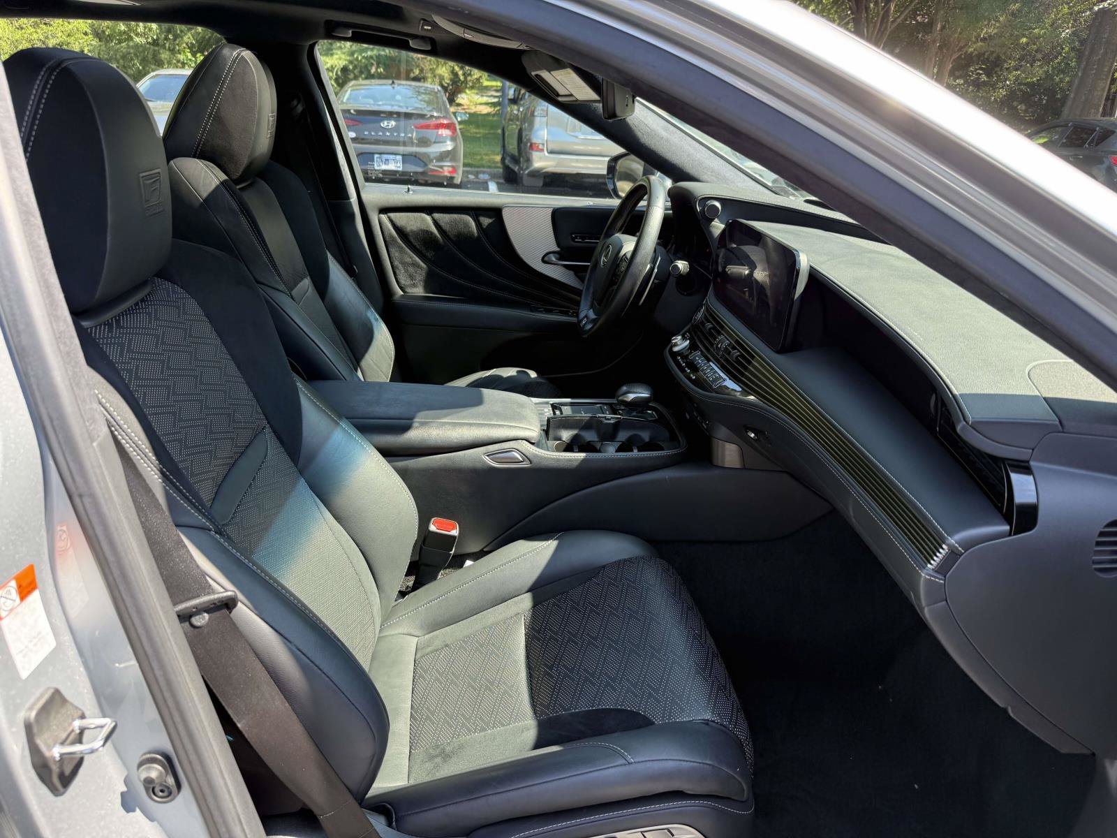 Used 2022 Lexus LS 500 F Sport w/ Accessory Package (Z1) AWD/4WD image 14