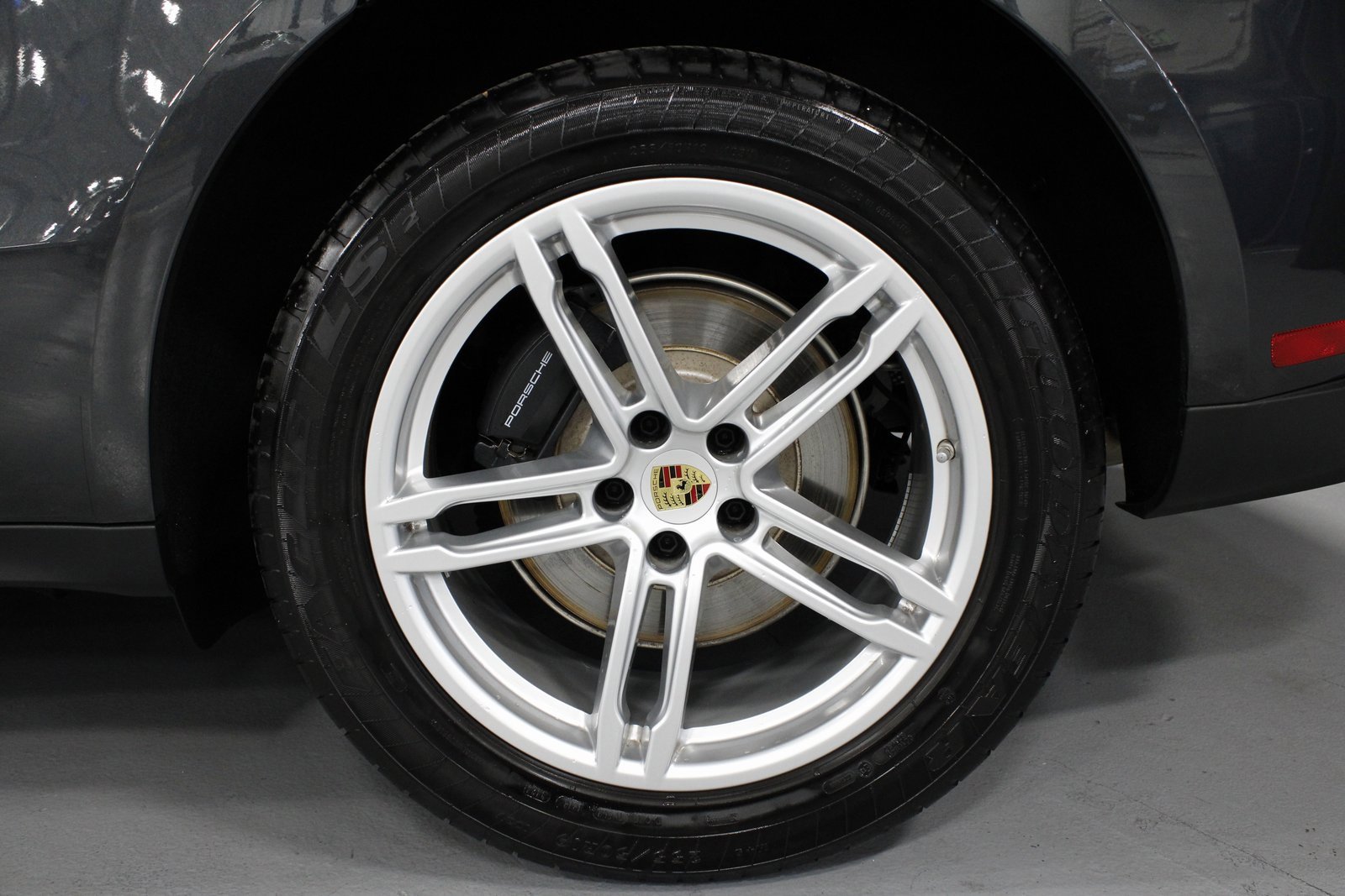 Certified 2025 Porsche Macan image 12