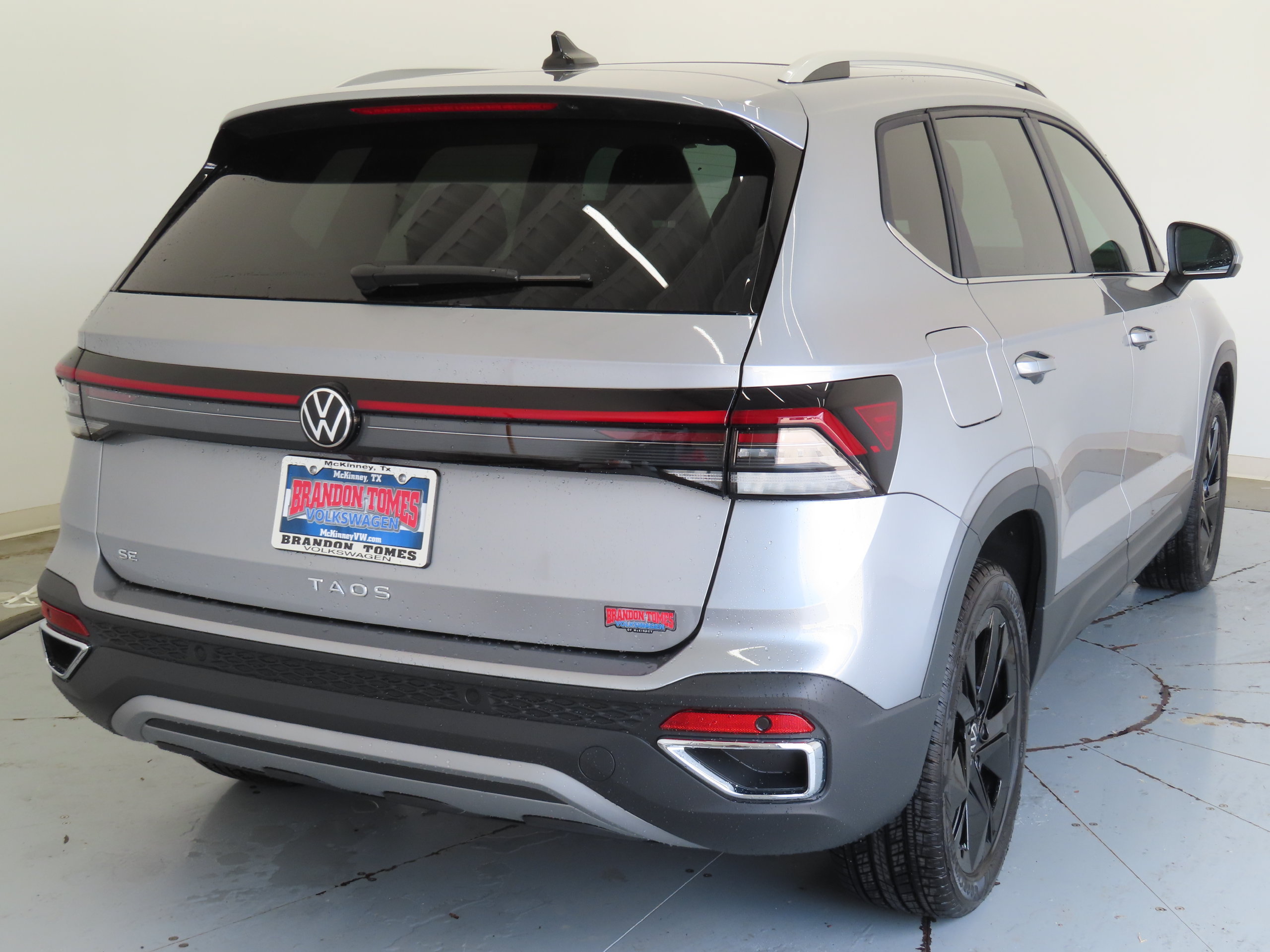 New 2026 Volkswagen Taos SE FWD image 3