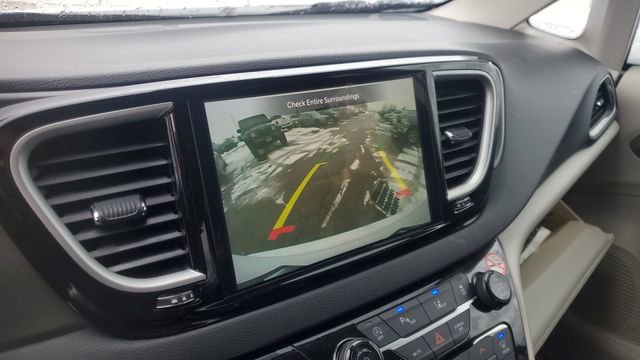 Certified 2024 Chrysler Pacifica Touring-L image 18