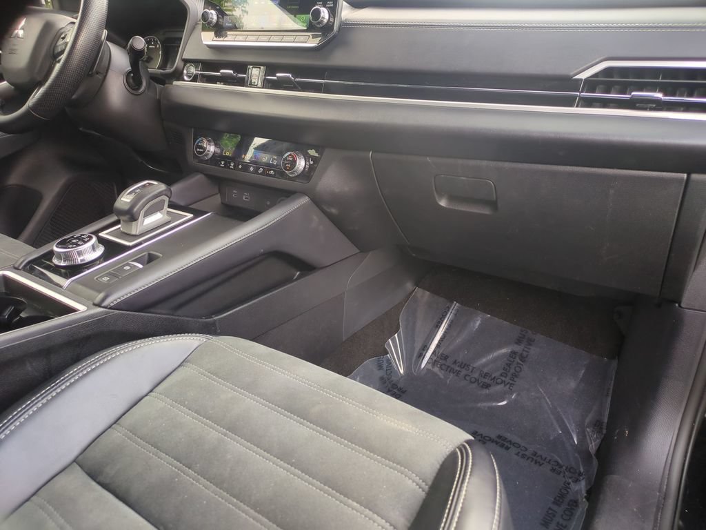 Used 2024 Mitsubishi Outlander FWD image 17