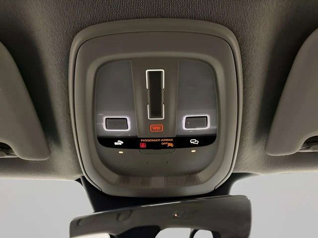 Used 2025 Volvo XC40 B5 Core image 25