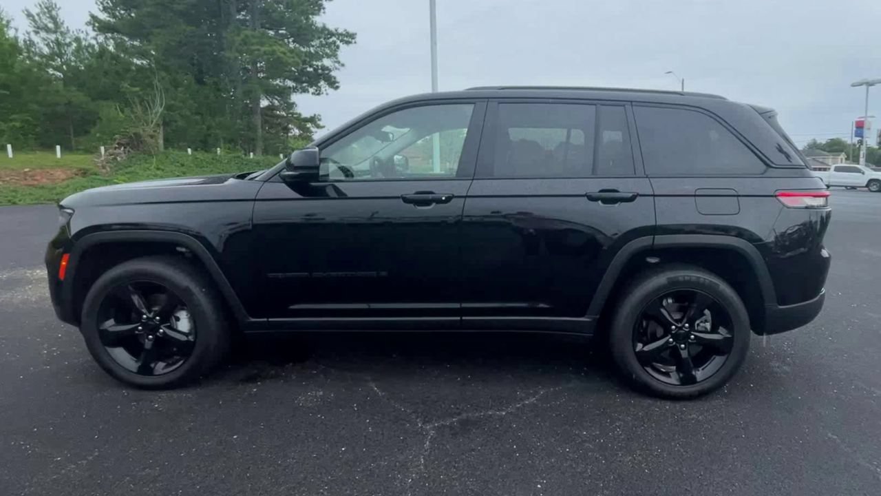 Used 2023 Jeep Grand Cherokee Limited w/ Black Appearance Package RWD image 5